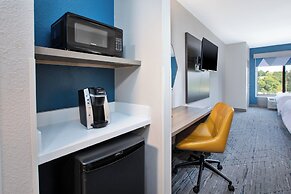 Holiday Inn Express And Suites Milwaukee Nw Park Place by IHG