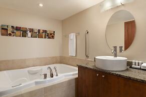 Embassy Suites Montréal by Hilton