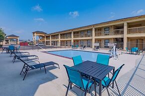 Days Inn & Suites by Wyndham Huntsville