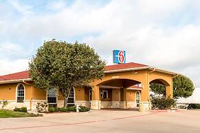 Motel 6 Alvarado, TX