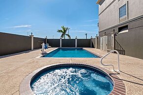 La Quinta Inn & Suites by Wyndham Mercedes Outlet Mall