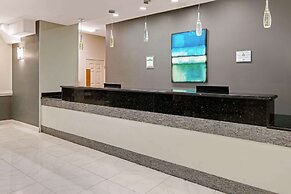 La Quinta Inn & Suites by Wyndham Mercedes Outlet Mall