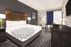 La Quinta Inn & Suites by Wyndham Mercedes Outlet Mall