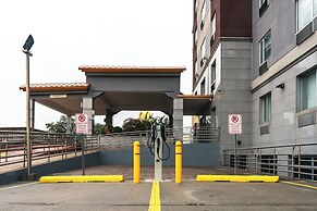 Holiday Inn Express Maspeth by IHG