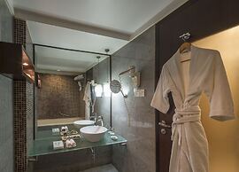 The Regenza by Tunga