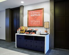 Hampton Inn & Suites Los Angeles/Sherman Oaks