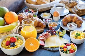 Holiday Inn & Suites Bakersfield by IHG