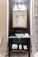 Carriage House Hotel