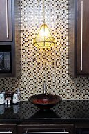 Carriage House Hotel