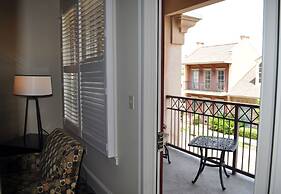 Carriage House Hotel