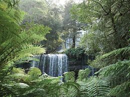 The Woodbridge Waterfront Rooms.