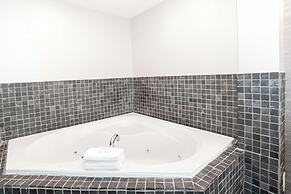 Sandman Signature Toronto Airport Hotel