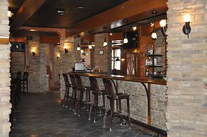 Twin Pine Inn & Suites