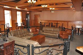 Twin Pine Inn & Suites