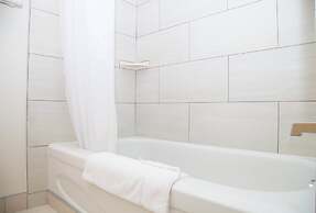 Twin Pine Inn & Suites