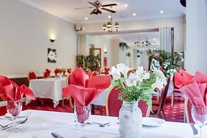 Old Rose and Crown Hotel