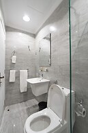 Plaza Athenee Hotel