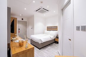 Plaza Athenee Hotel