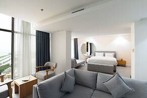 Plaza Athenee Hotel