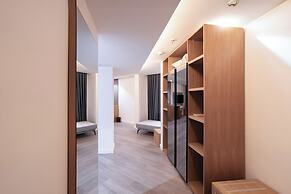 Plaza Athenee Hotel