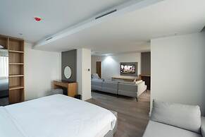 Plaza Athenee Hotel