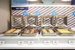 Holiday Inn Express & Suites Phoenix - Glendale Sports Dist by IHG