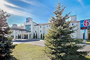 Motel 6 Peterborough, ON