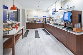 Holiday Inn Express & Suites West by IHG