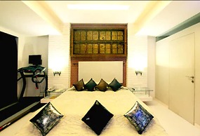 Peninsula Grand Hotel