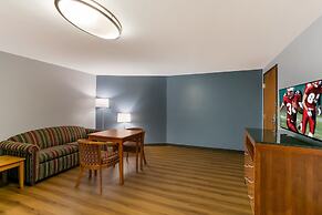 HomeTowne Studios by Red Roof Denver, PA