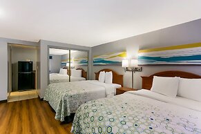 HomeTowne Studios by Red Roof Denver, PA