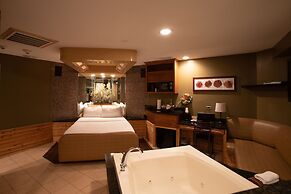 The Champagne Lodge & Luxury Suites