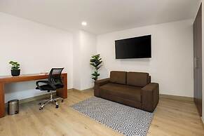 Leblón Suites Hotel