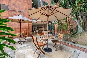 Leblón Suites Hotel