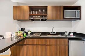 Leblón Suites Hotel