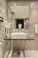 Rosslyn Central Park Hotel