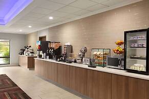 La Quinta Inn & Suites by Wyndham Lackawanna