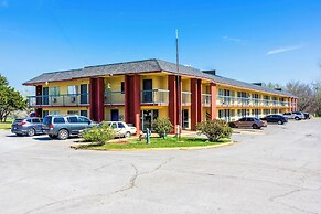 Castle Inn & Suites By OYO Chickasha