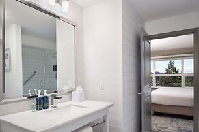 Four Points by Sheraton Victoria Gateway