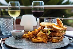 Senator Águilas Hotel