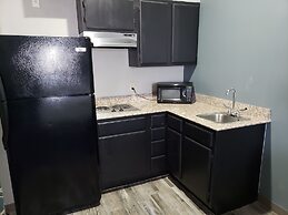 Days Inn & Suites by Wyndham Cleburne TX