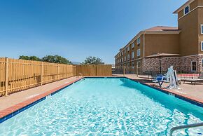 Days Inn & Suites by Wyndham Cleburne TX