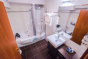 Best Western Plus Lido Hotel
