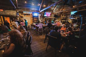 Dockside Inn & Resort