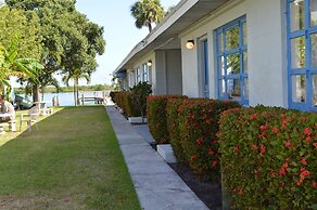 Dockside Inn & Resort