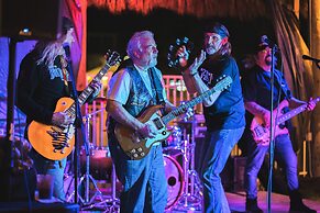 Dockside Inn & Resort