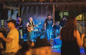 Dockside Inn & Resort