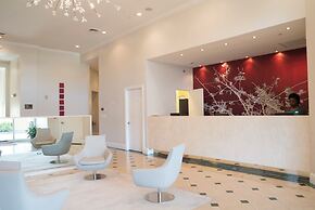 The Point Hotel & Suites