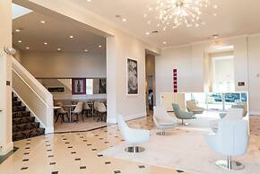 The Point Hotel & Suites