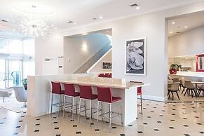 The Point Hotel & Suites